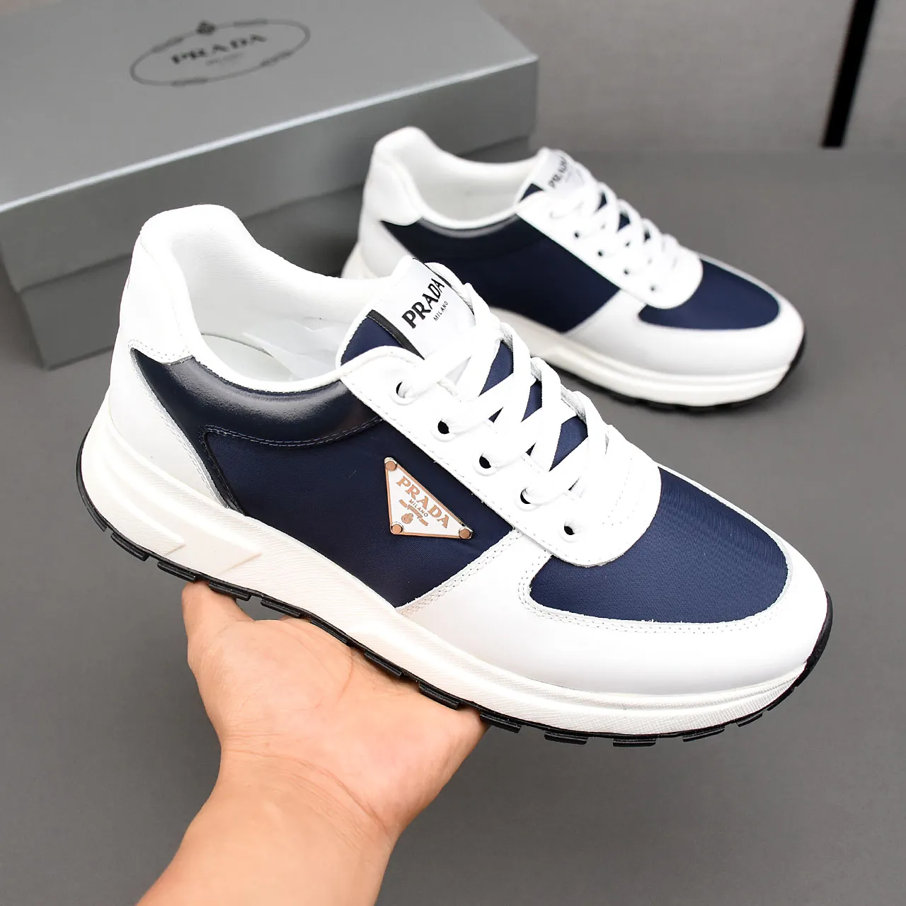 PP460👟👟👟Prada/Prada Prax men's series casual sports shoes Prax sports shoes combine style and comfort, with a unique sports design defined by exquisite materials and details. Fashionable, casual and versatile, it is decorated with an enameled triangle logo on the outside, a Prada Milano printed logo on the tongue, and a 2.5cm lightweight two-tone rubber sole for a comfortable wearing experience! Size: 38-39-40-41-42-43-44 standard leather shoe size